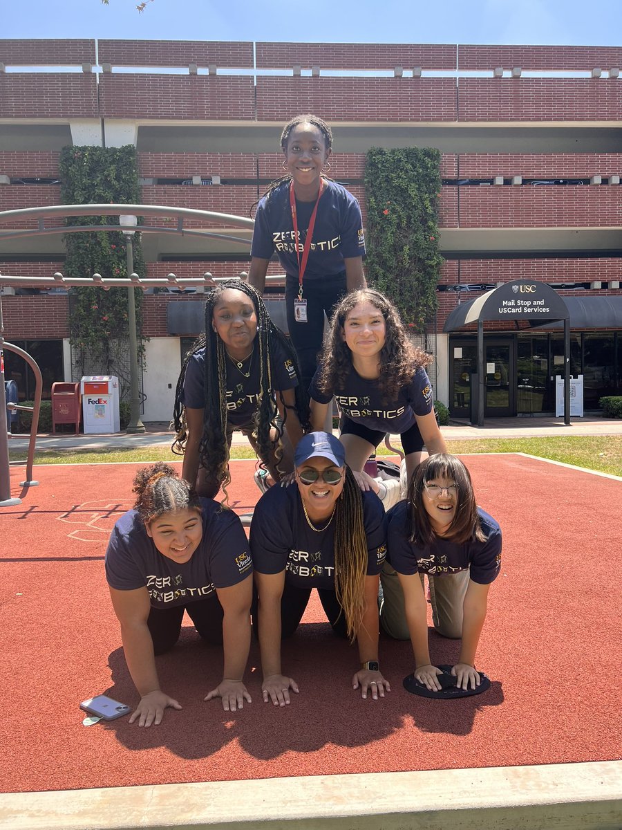 USCViterbi_ZR's tweet photo. Wrap up of last week: 
- We played a very fun ‘Act it Out’ Astrobee game and build a HUMAN PYRAMID! 
#ZeroRobotics https://t.co/OnUb8VarJA