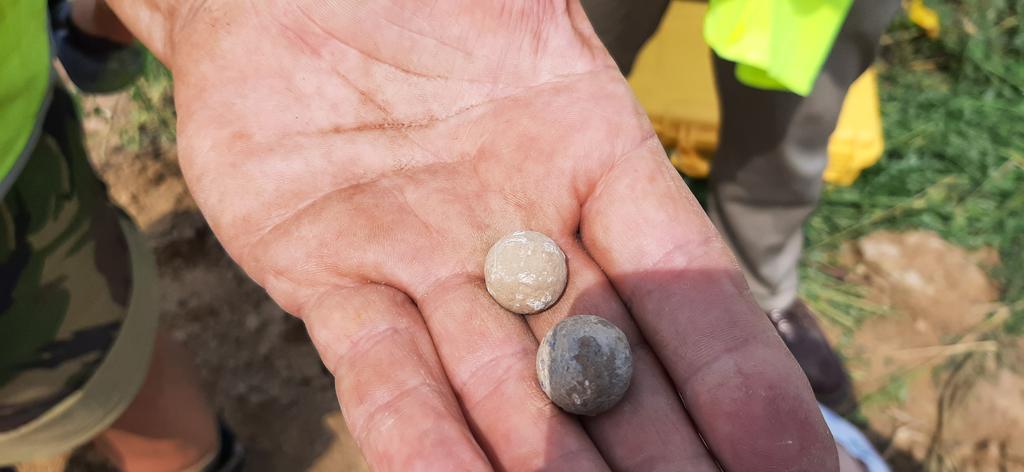 DennisAbbott's tweet image. British &amp;amp; French musket balls found today by @landmacht W01 Moos Raaijmakers during @DigWaterloo excavation nr #Hougoumont. Both are lead but the British ball is slightly bigger with a 1.9cm (.75in) diameter