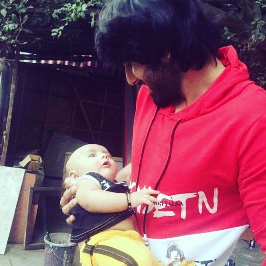 r_last18's tweet photo. #IshaanDhawan with his youngest co-star ❤
From the sets of #ZMGA 
Kitna pyaara lag raha hai Ishaan ❤

#DhruvTara https://t.co/zEIV0dVEjE