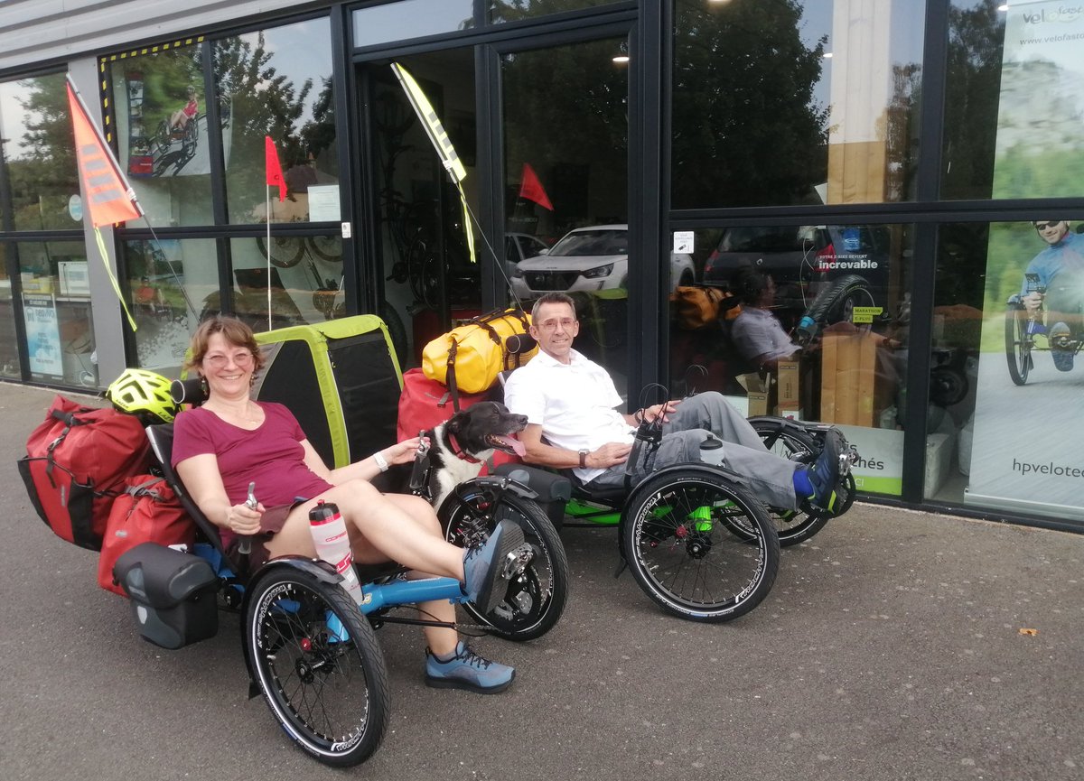 velofasto's tweet photo. Grand départ pour Magali, Éric et leur chien Loki, qui ont passé l'après-midi au magasin pour prendre possession de leur matériel (trikes #AZUB Tricon 20, sacoches #Ortlieb, remorque #Croozer,...) et partent directement pour 40 jours de cyclo-camping jusqu'à chez eux en #PACA. https://t.co/EOEVeqQckX