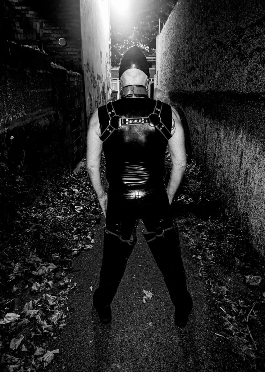 More pics from my first fetish photography shoot featuring @gazmask 
I'd appreciate a follow on instagram.com/caspersfetishp…

#rubber #latex #fetishphotography #kink #gasmask #boots #waders