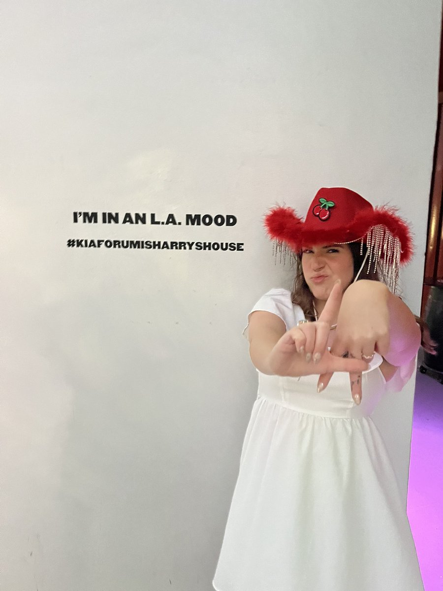 classysabby's tweet photo. She’s so New York, when she’s in LA 🏙️ https://t.co/16kZg1kNBH