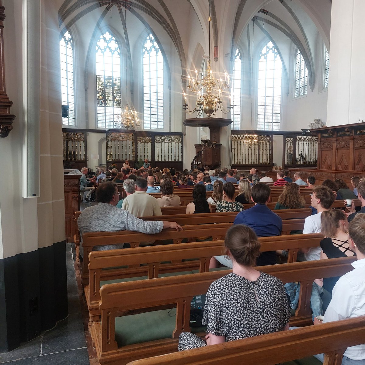 We gaan beginnen! Een debat over 'heilige idealen'. Met 'blokkeerchristen' @Rozemarijnvte  en journalist Frank Mulder.