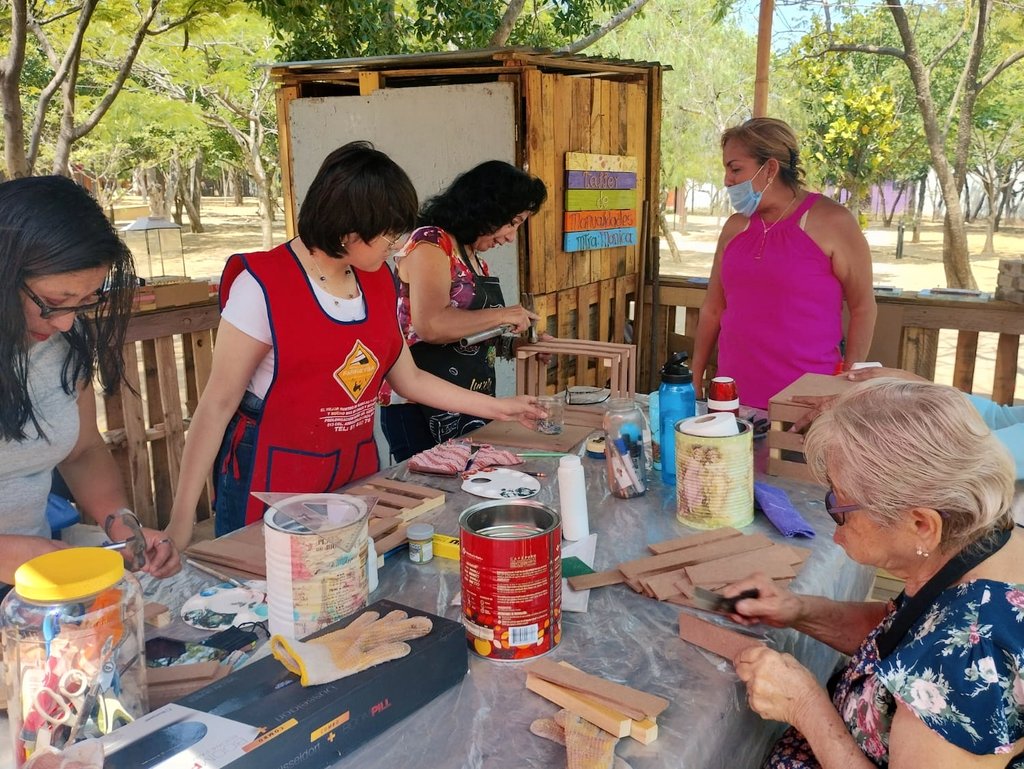 Admon_GobOax's tweet photo. 📌Con increíbles creaciones en un ambiente de sana convivencia, se llevó a cabo el taller de elaboración y decoración de huacales. ✂️✨

Tú también realiza tus actividades favoritas en los espacios públicos bajo resguardo de esta dependencia que dirige @Nino_Morales1. 🤩🌳 https://t.co/9hrUuZVIKp