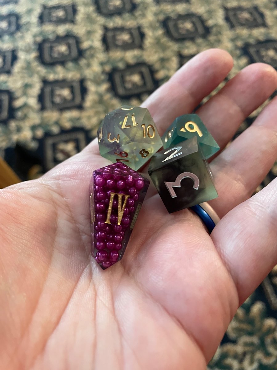kiwoa's tweet photo. @MissFortuneXIII @dicemonstershop Mine arrived today! It looks lovely and they included some extra dice. :) Fingers crossed your order comes soon! https://t.co/fEzXUjJUXq