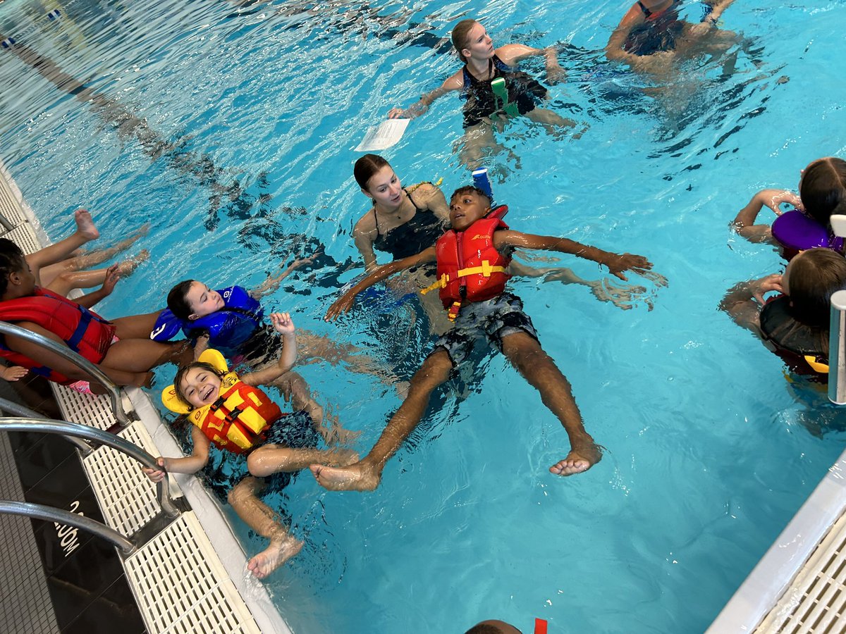 Having the most fun learning how to swim with <a href="/UWindsor/">University of Windsor</a> <a href="/ClaraHowitt/">Dr. Clara Howitt</a> @MlleParaschak #campwonder #GECDSBSLP2023