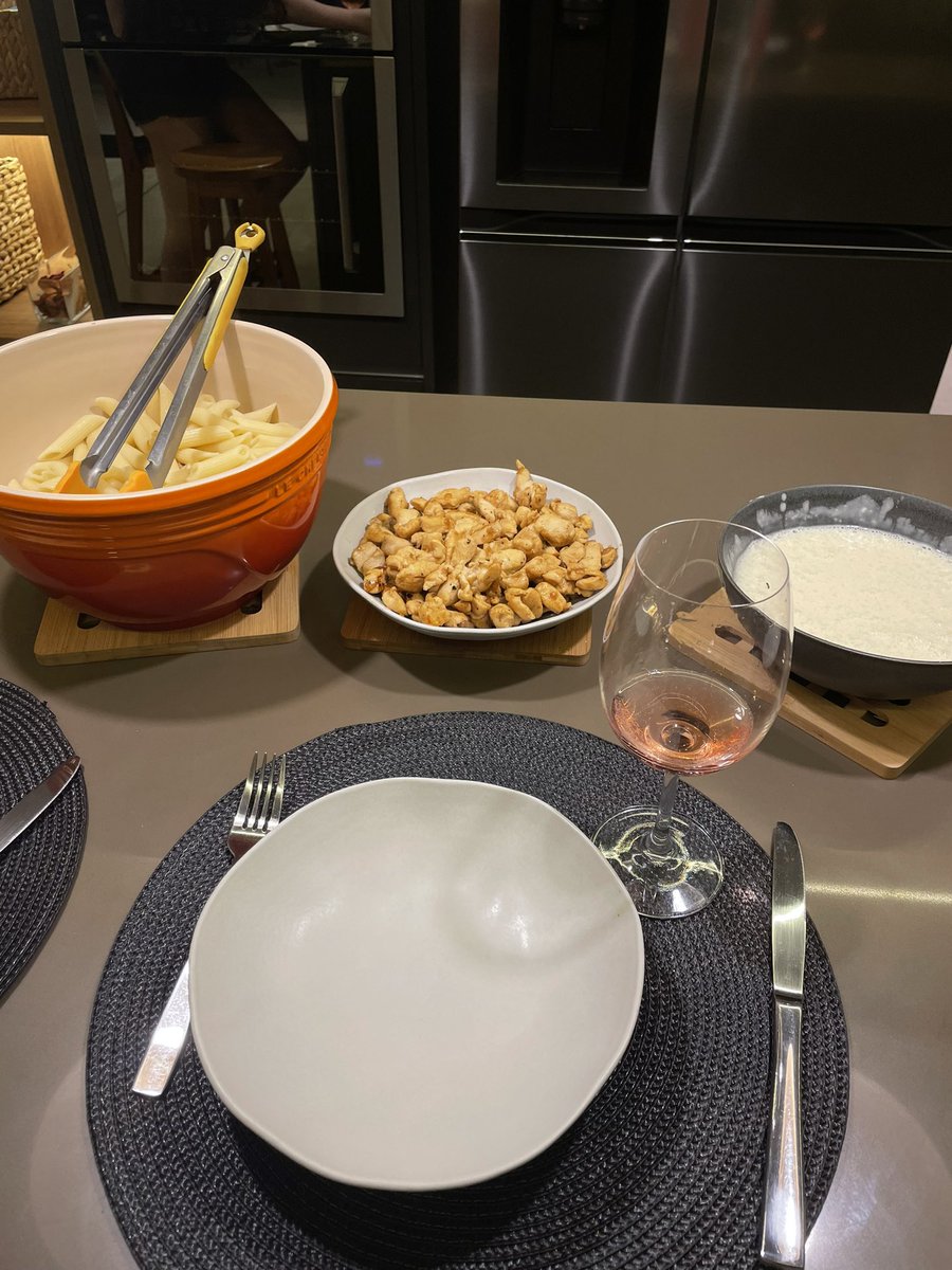 luanacanziani's tweet photo. A viagem perfeita existe: comidinha boa, passeios aleatórios, friozinho, panquecas, cavalinhos, fofocas e comprar ingressos pro @oneruel 🫶🏻🫶🏻🫶🏻 https://t.co/Vyc1KPRlWc