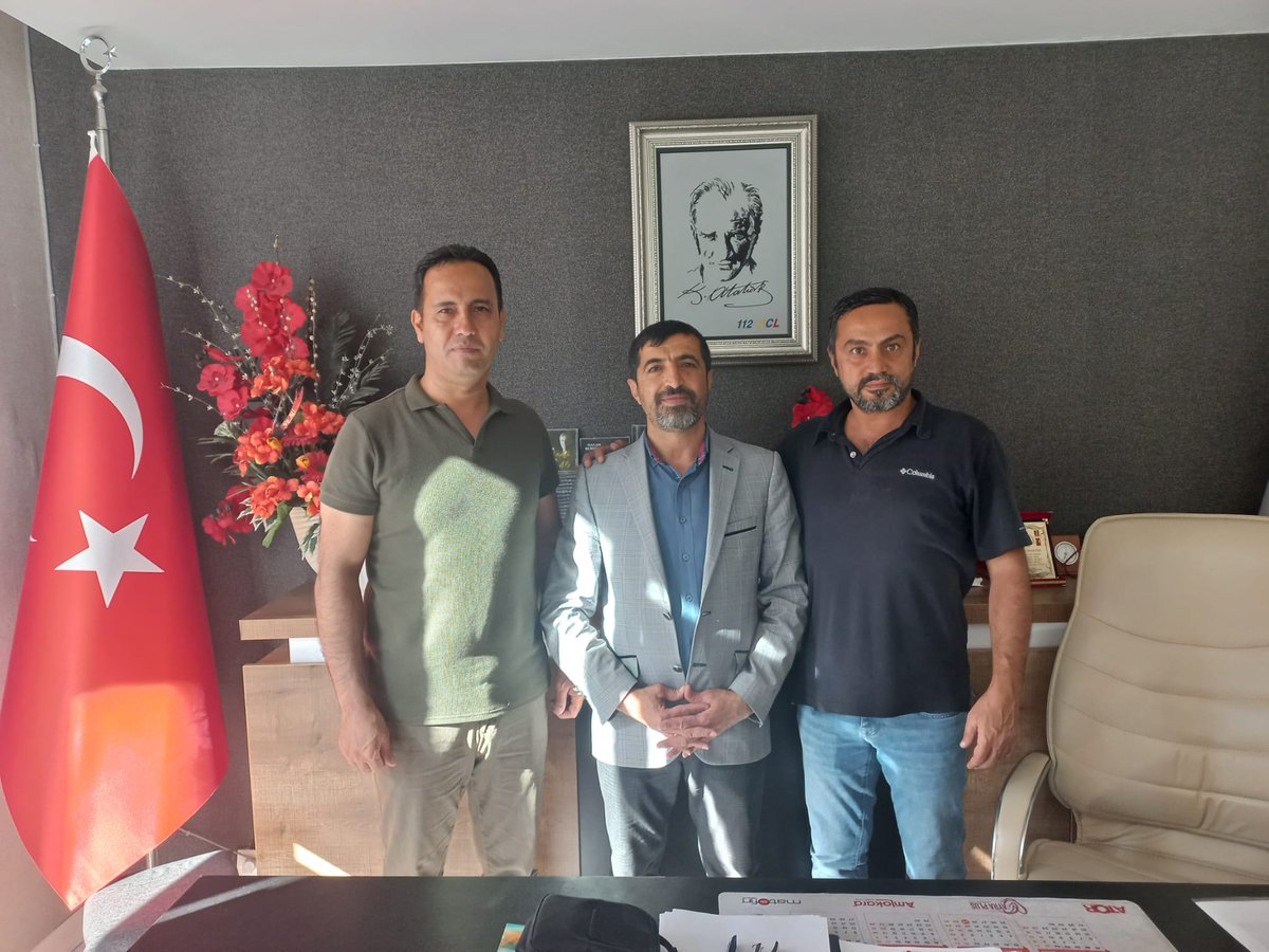 Ankara EAH Cerrahi Onkoloji Kliniği  Bölümünde görev yapan Doç.Dr. #MehmetAliÇAPARLAR bey bizleri dernek merkezimizde ziyaret ettiler.Kendileriyle hasbihal etme fırsatı yakaladık.Her zaman Bingöl'lü hemşehrilerimizden yardımlarını eksik etmeyen hocamıza tşk eder,başarılar dileriz