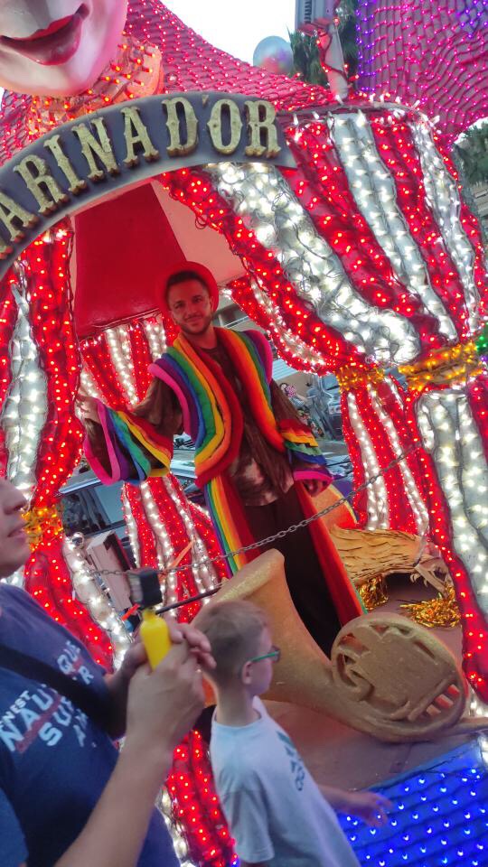 colorete_dor's tweet photo. Esto requiere una canción y un baile. Mis bailarines son realmente asombrosos en el desfile.💃🎉🦄🎉❤️

#colorete #marinador #desfile #dance https://t.co/ux5K1RlPKL