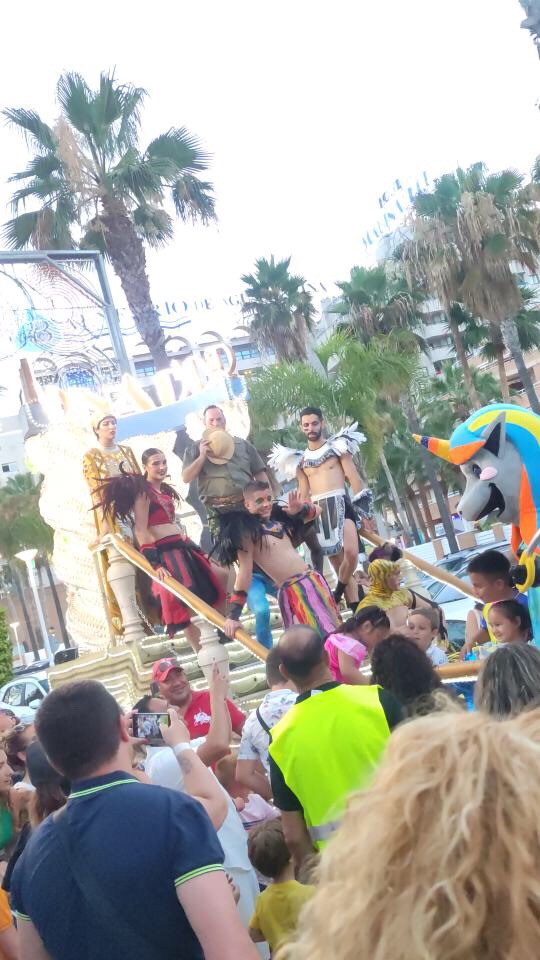 colorete_dor's tweet photo. Esto requiere una canción y un baile. Mis bailarines son realmente asombrosos en el desfile.💃🎉🦄🎉❤️

#colorete #marinador #desfile #dance https://t.co/ux5K1RlPKL