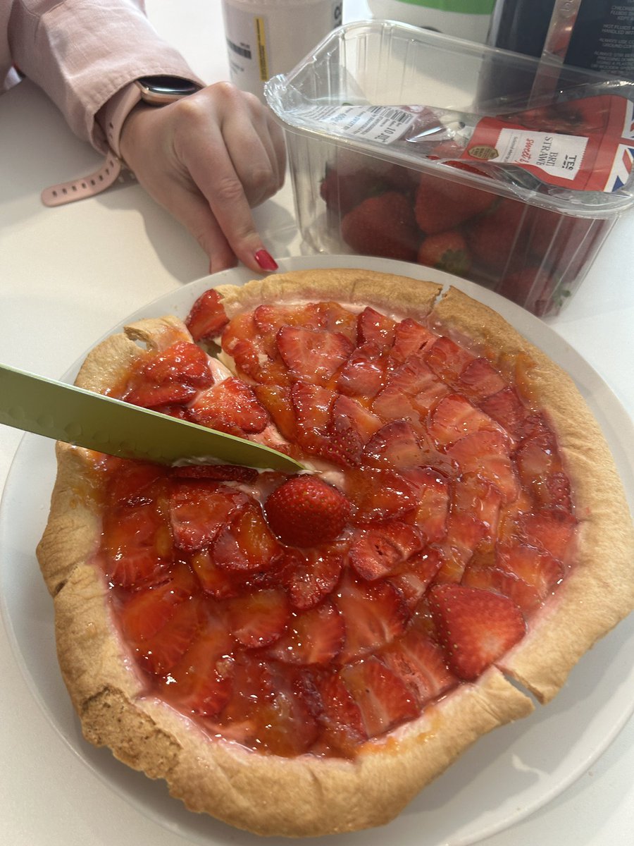 sarabelazregue's tweet photo. Last #BakeofTheWeek by @LeahWebster20 for the Chadwick group 🍓💔 https://t.co/8uEa2LHX8o