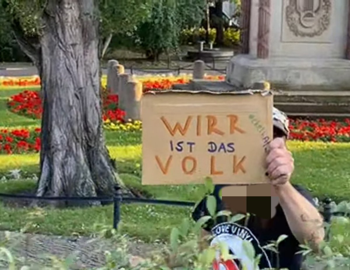 Baghi161's tweet photo. Ein Gegendemonstrant hält folgendes Schild hoch 🖤❤️👇
Reaktion eines Faschos: Lern mal deutsch...
Hollaaaaa die Waldfee sind die dämlich... Wir brauchen mehr Bildung und zwar sehr dringend
#Le1007 https://t.co/jIPwjN1vBi