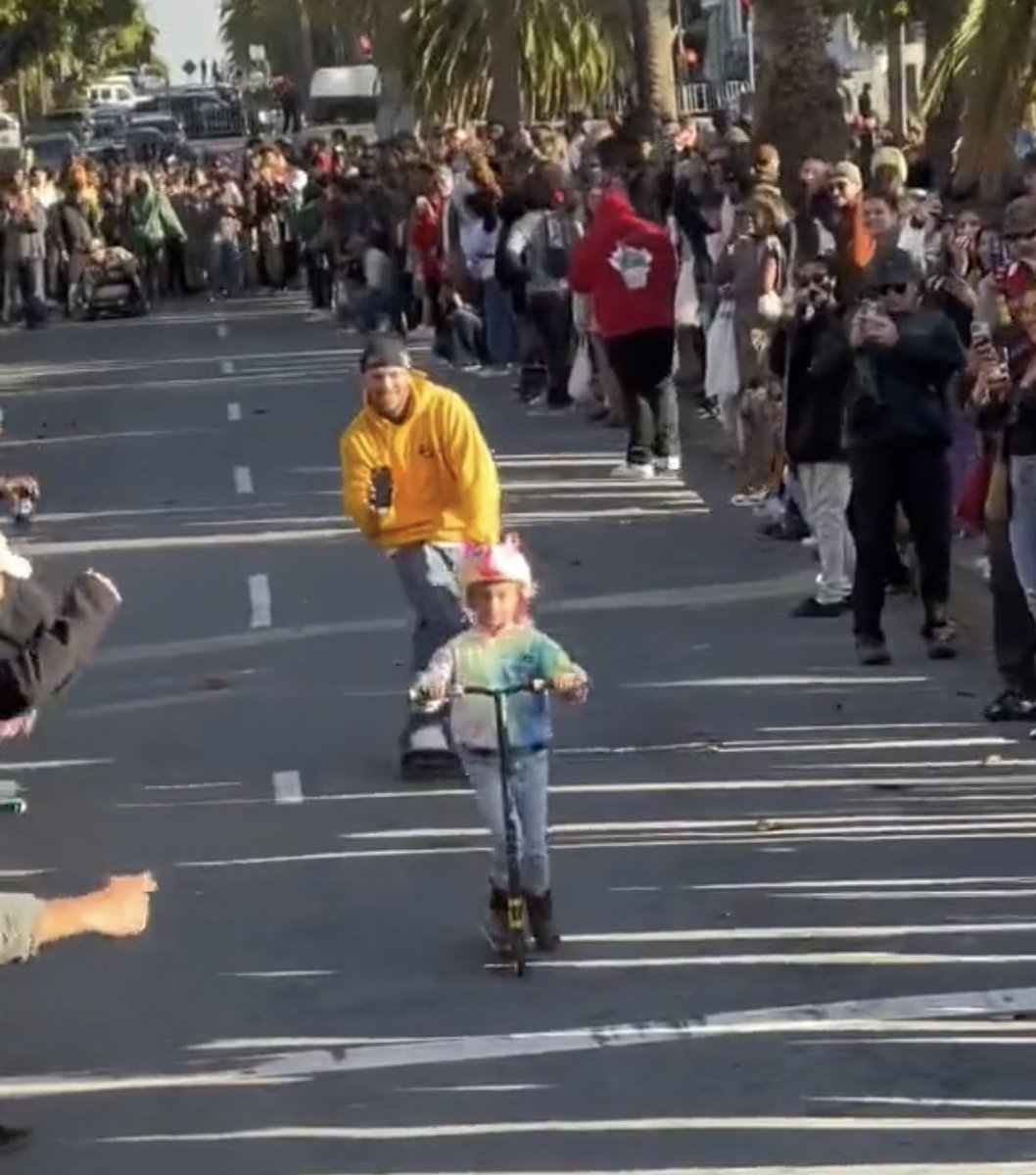 decadimitry's tweet image. A tale of two events. Same girl, before and after the police showed up to make things safe.
In one photo you have a group of thugs violently taking over a park, in the other you've got some friendly skaters stopping everything so a little girl in a unicorn helmet can participate.