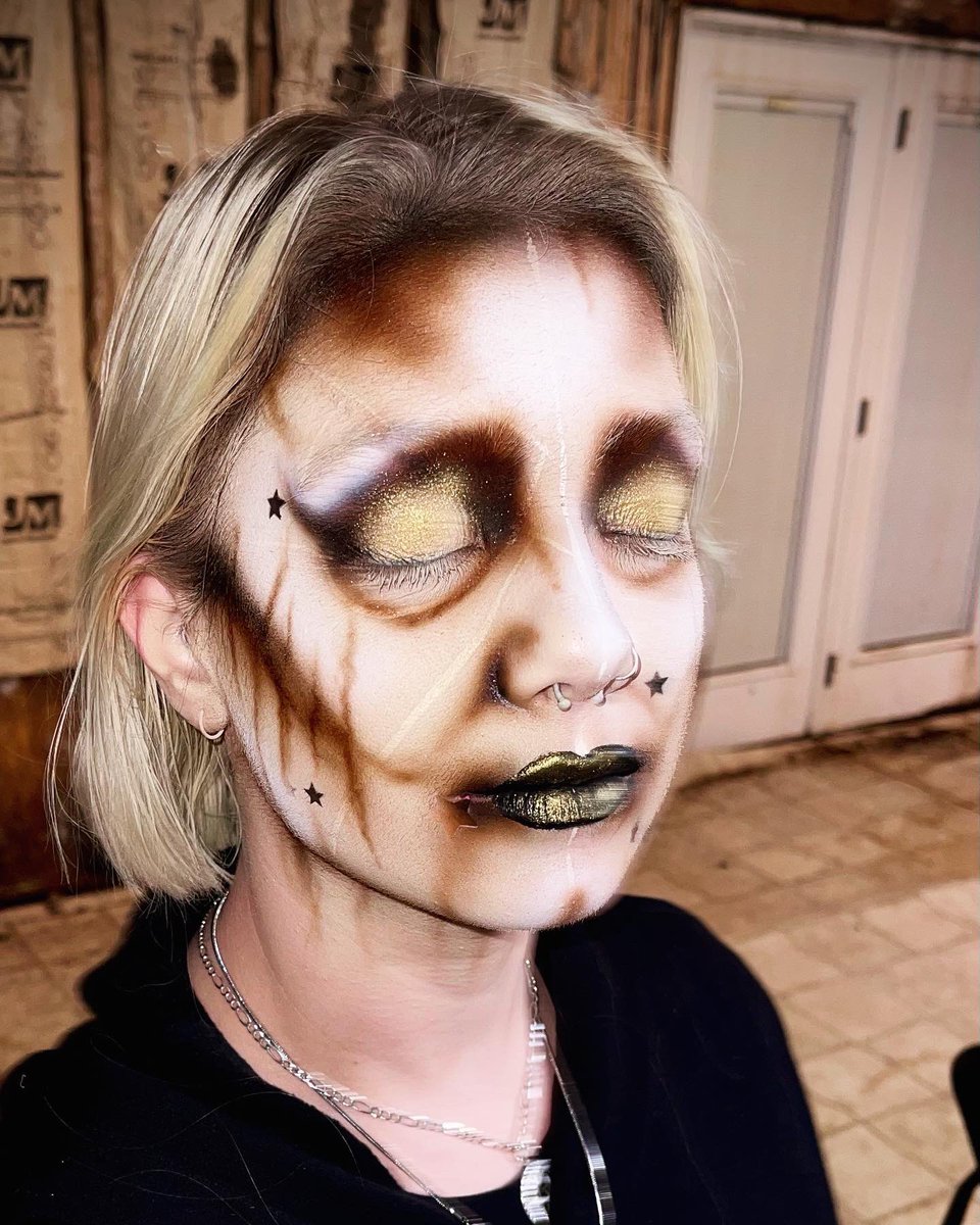 _Just_Chaos_'s tweet photo. lil sum sum from make up boot camp 😈👹 https://t.co/d08I2hBMEP