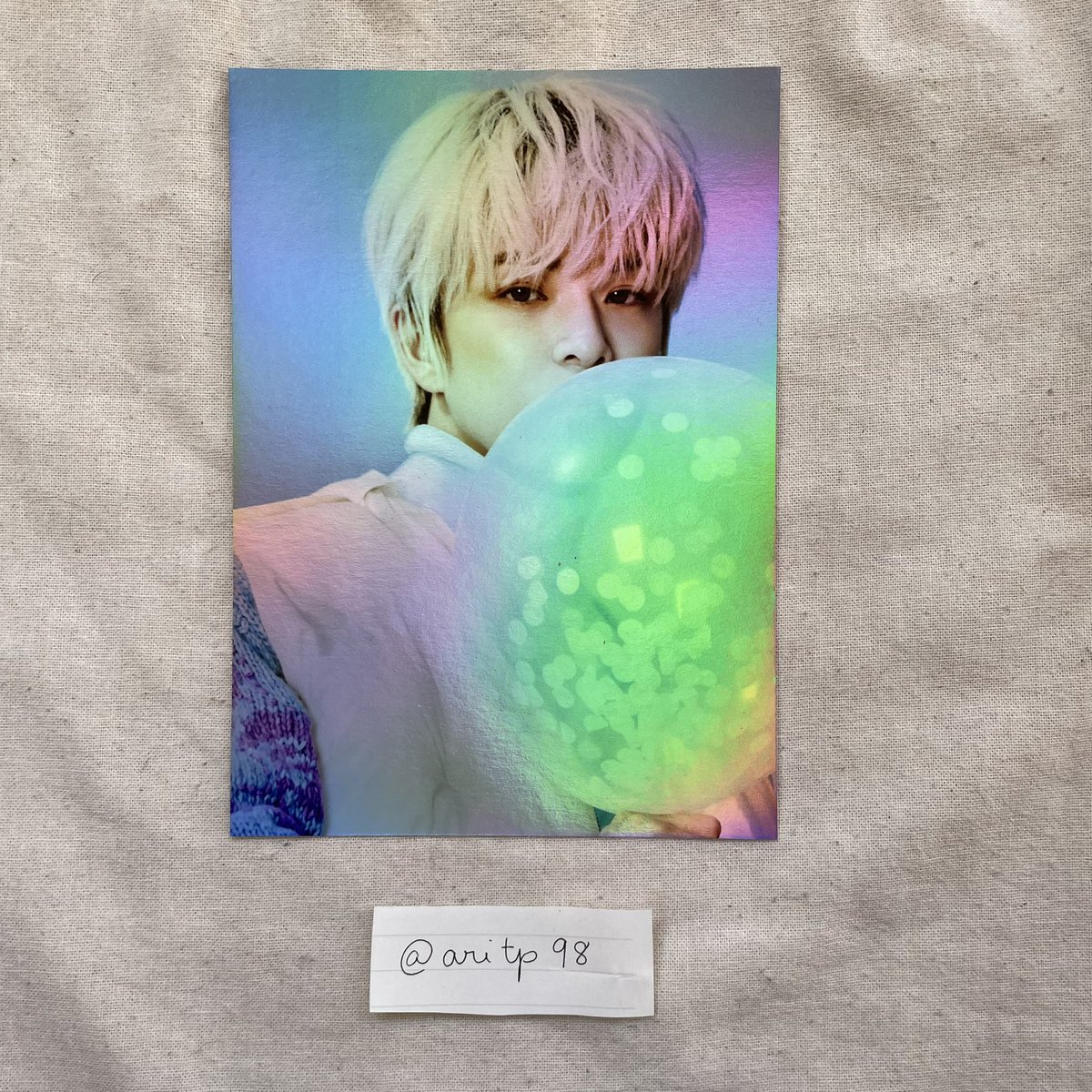 aritp98's tweet photo. [VENDO] HOLOGRAM POSTCARD TREASURE

- postcards oficiais 
- R$15 cada + frete
- sem avarias
📍posso entregar pessoalmente pra quem for de curitiba ou paranaguá! 

🏷️ treasure kpop yg venda pc haruto asahi yoshi https://t.co/7UzgaKU3T8