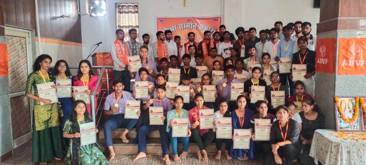 gaytri_rathaur's tweet photo. #NationalStudentsDay एवं अखिल भारतीय विद्यार्थी परिषद के 75वें स्थापना दिवस पर फरीदाबाद जिले के दो प्रमुख स्थानों पर हुए कार्यक्रम में प्रतिमा सम्मान समारोह, शोभा यात्रा नगर कार्य���ारिणी की घोषणा एवं बल्लभगढ़ नगर में नागरिक अभिनंदन कार्यक्रम किया गया। 

 #ABVP75
 #HaryanaAbvp https://t.co/9xb9zE6Ohh
