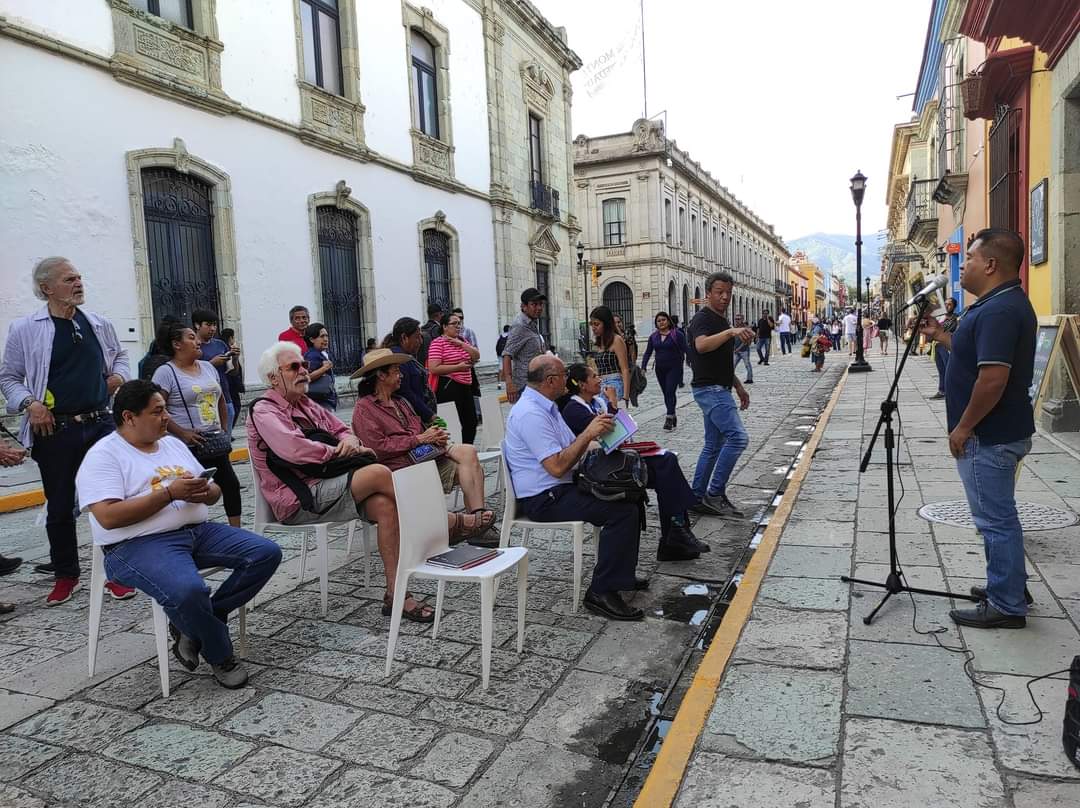 Seguimosleyendo's tweet photo. El gusto por la lectura y la escritura autónomas se contagia. Y la mejor forma de transmitirlo es la lectura en grupo, en voz alta, interrumpiéndola cada vez que haga falta... #FelipeGarrido
@COLEGIOARMONIA #JUCOA #SecundariaMoísesGarza @LibreriaGP @FundacionAHHO @isabelgporrua https://t.co/jL13PW1YE5