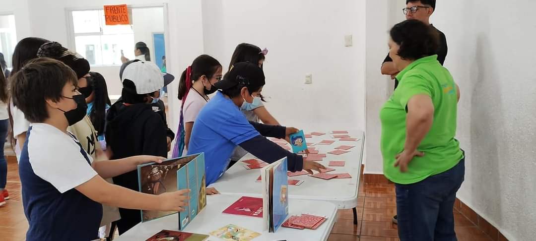 Seguimosleyendo's tweet photo. El gusto por la lectura y la escritura autónomas se contagia. Y la mejor forma de transmitirlo es la lectura en grupo, en voz alta, interrumpiéndola cada vez que haga falta... #FelipeGarrido
@COLEGIOARMONIA #JUCOA #SecundariaMoísesGarza @LibreriaGP @FundacionAHHO @isabelgporrua https://t.co/jL13PW1YE5