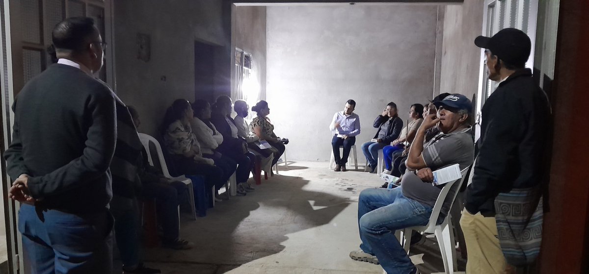 Alejandrocp_'s tweet photo. #SanBernardo | 📣 Nos reunimos con líderes del barrio La Ascensión para compartirles nuestra gestión y conversar sobre sus retos. @PartidoMIRA

📌 Fortalecimiento de las JAC.
📌 Gestión para mejorar malla vial. 
📌 Trabajo en equipo la eficiencia de los servicios públicos. https://t.co/88BgaTHPdQ