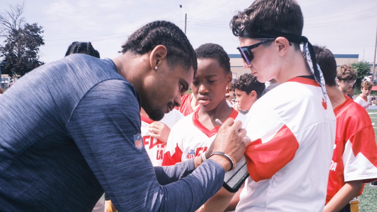 Had a great time connecting with all the <a href="/NFLFLAG/">NFL FLAG</a> players in Hamilton over the weekend! 🏈 The future is bright for football in Canada! 🇨🇦