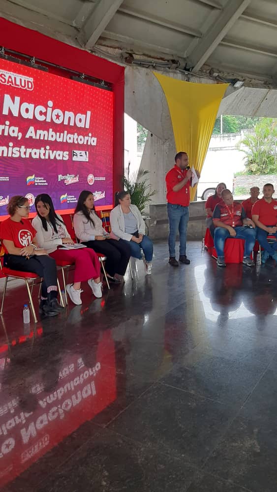 Lic. José Martín, vocero por las oficinas administrativas toma el derecho a la palabra para ser escuchado por la presidenta del IVSS, para manifestar su lealtad con la institución.
#PorAmorALaPatria 
#venceremos