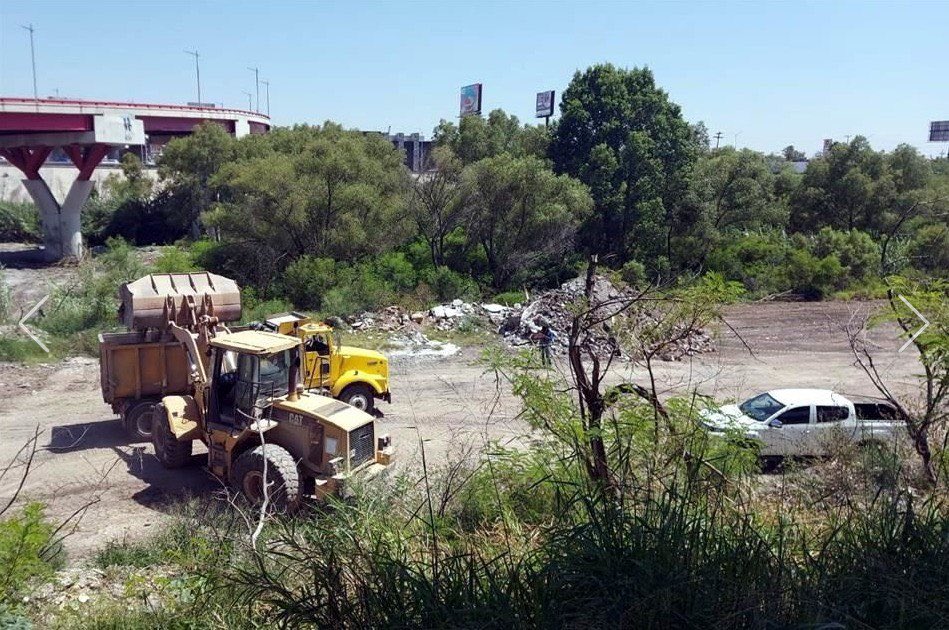 chaledelafuente's tweet photo. Es mentira que el desmonte de 100 millones de pesos del río Santa Catarina sea para evitar inundaciones y daños en la ciudad. Se hizo con toda la intención de retomar el proyecto del 2018 para construir un entorno artificial en su cauce: canchas deportivas, ciclovías, etc. Lo que están destruyendo en un fin de semana llevaba 14 años formándose.  No es un desmonte: es un ecocidio para favorecer a unos cuantos.