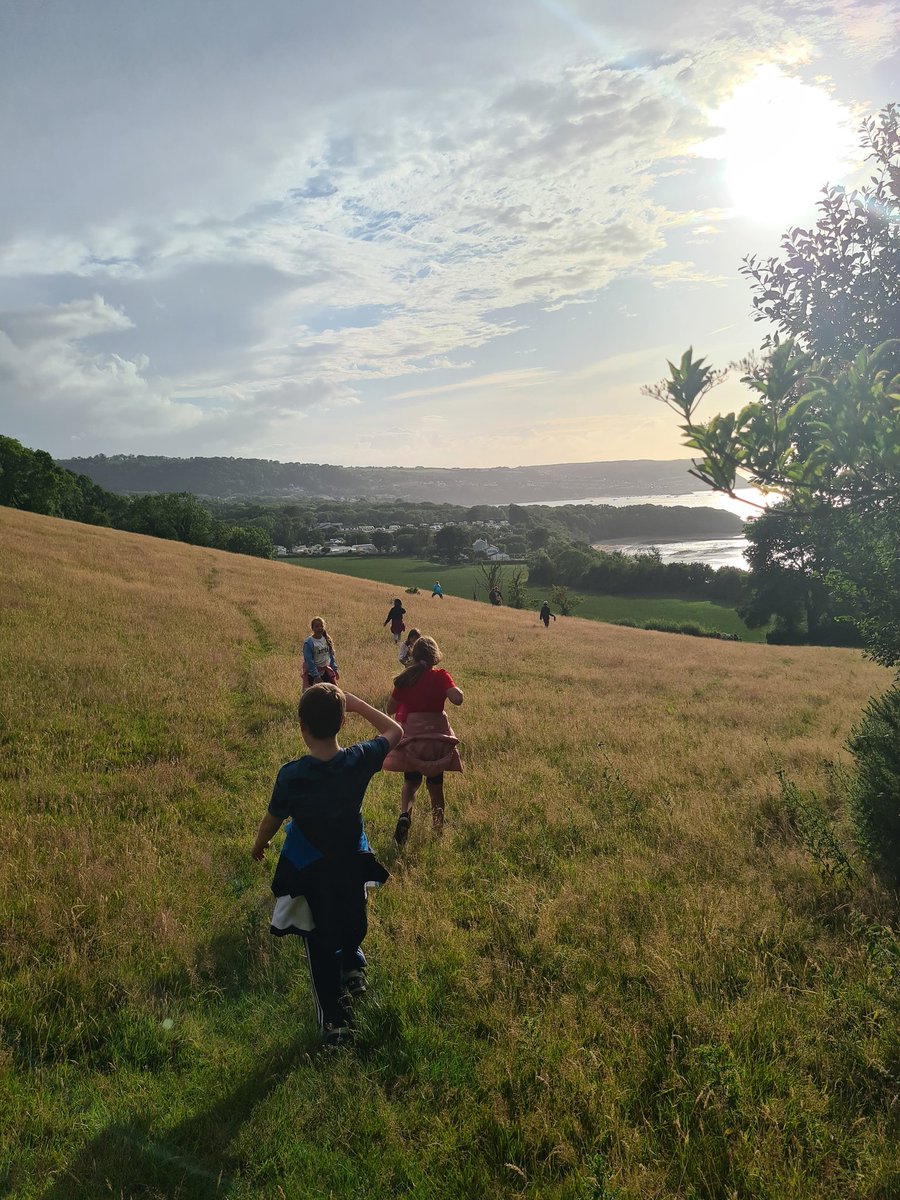 YsgolPenRhos's tweet photo. We can see the sea! #Llain https://t.co/Ix39LfCgc2