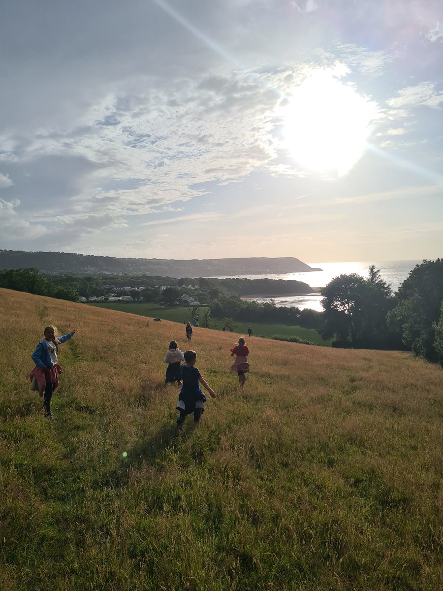 YsgolPenRhos's tweet photo. We can see the sea! #Llain https://t.co/Ix39LfCgc2