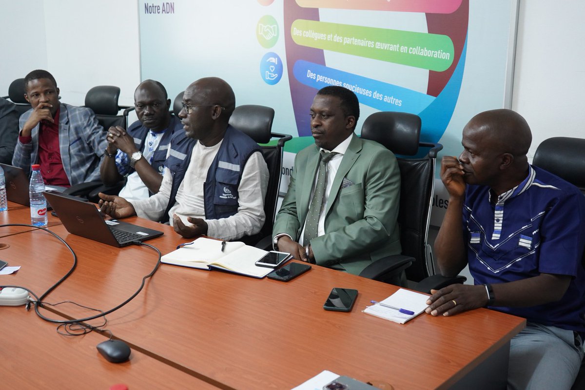 guinee_oms's tweet photo. Evaluation de la disponibilité de l'oxygène dans les hôpitaux pour des soins de qualité lors des urgences sanitaires: Séance de travail du Représentant @guinee_oms avec des experts du Siège @WHO autour de l'installation de centrales d’oxygène dans les structures de soins du pays. https://t.co/t2H6znzIUS