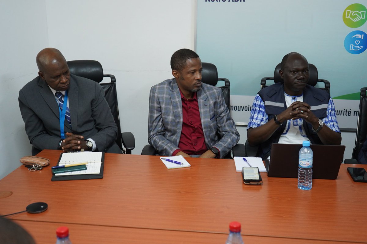 guinee_oms's tweet photo. Evaluation de la disponibilité de l'oxygène dans les hôpitaux pour des soins de qualité lors des urgences sanitaires: Séance de travail du Représentant @guinee_oms avec des experts du Siège @WHO autour de l'installation de centrales d’oxygène dans les structures de soins du pays. https://t.co/t2H6znzIUS