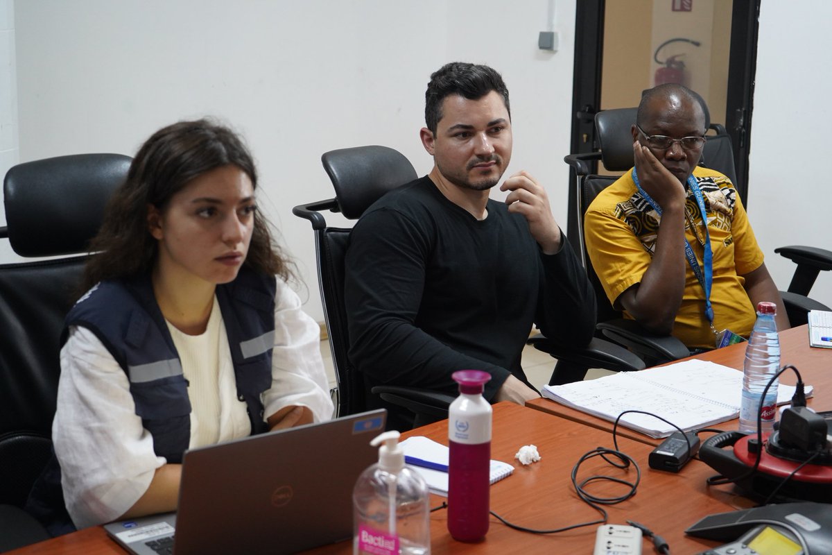 guinee_oms's tweet photo. Evaluation de la disponibilité de l'oxygène dans les hôpitaux pour des soins de qualité lors des urgences sanitaires: Séance de travail du Représentant @guinee_oms avec des experts du Siège @WHO autour de l'installation de centrales d’oxygène dans les structures de soins du pays. https://t.co/t2H6znzIUS