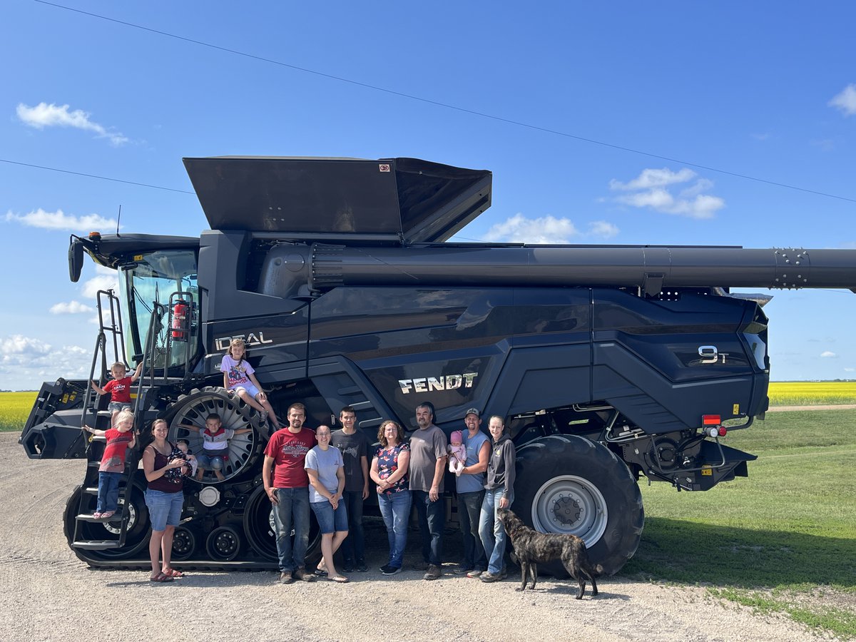 The entire Doerksen Family showed up last week to welcome this Beautiful #Fendt Ideal 9T combine to their operation! Thank you to the Doerksen's for their support &amp; we wish them a safe &amp; bountiful harvest!
<a href="/Fendt_NA/">Fendt_NA</a> #fendtideal #fendtidealcombine #harvest23 #longlivethefamilyfarm