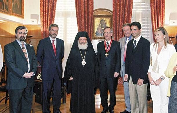SUN2_____'s tweet photo. Όλη η σαπιλα σε μια φωτογραφία.
Αριστερά 8 χρονια φυλακή ,  έκλεβε εκκλησίες κ μετά έγινε παπάς .
Ακολουθούν οι 3 της siemens , με σύνολο 257 χρόνια φυλακη , καταζητούνται.
Στη μέση ο θεομπαιχτης.
Τέλος , το ζευγάρι δεξιά είναι οι αλογόμυγες ,όπου κωλος κ σκατα εκεί. https://t.co/Dzr9vrpPAT