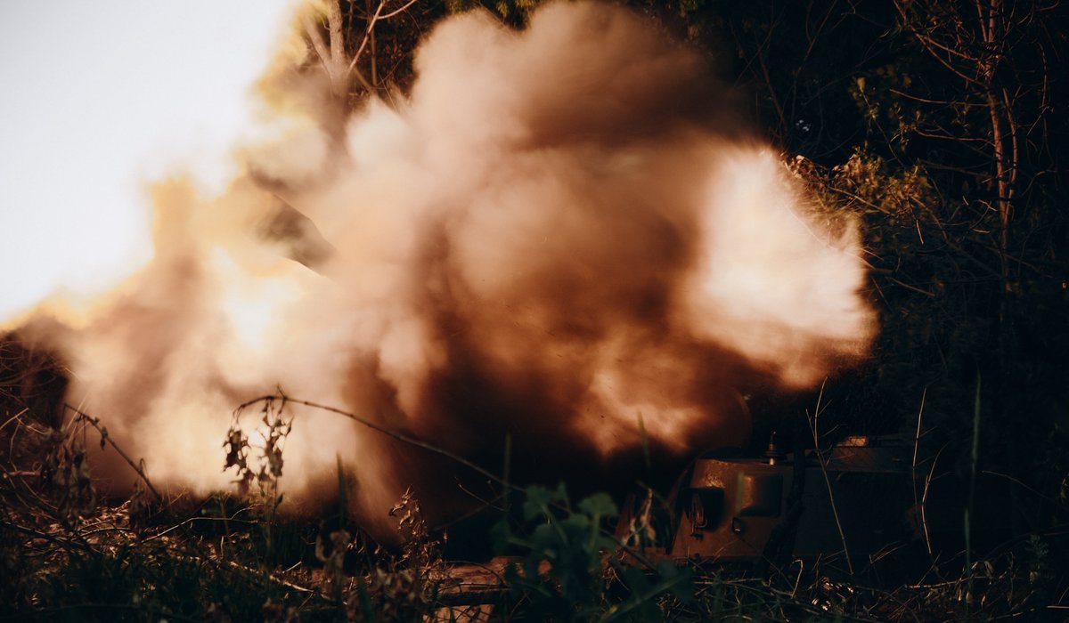 _wizards_tale_'s tweet photo. - Fuck! They're fucking hailing us by "Grad"!
- Don't worry, buddy, it's not hail, it's rain

Artillerymen of the Novokakhovka 57th Separate Mechanized Brigade work on the 2C1 Gvozdika self-propelled artillery system at Russian positions near Bakhmut https://t.co/59BbTPQWOd