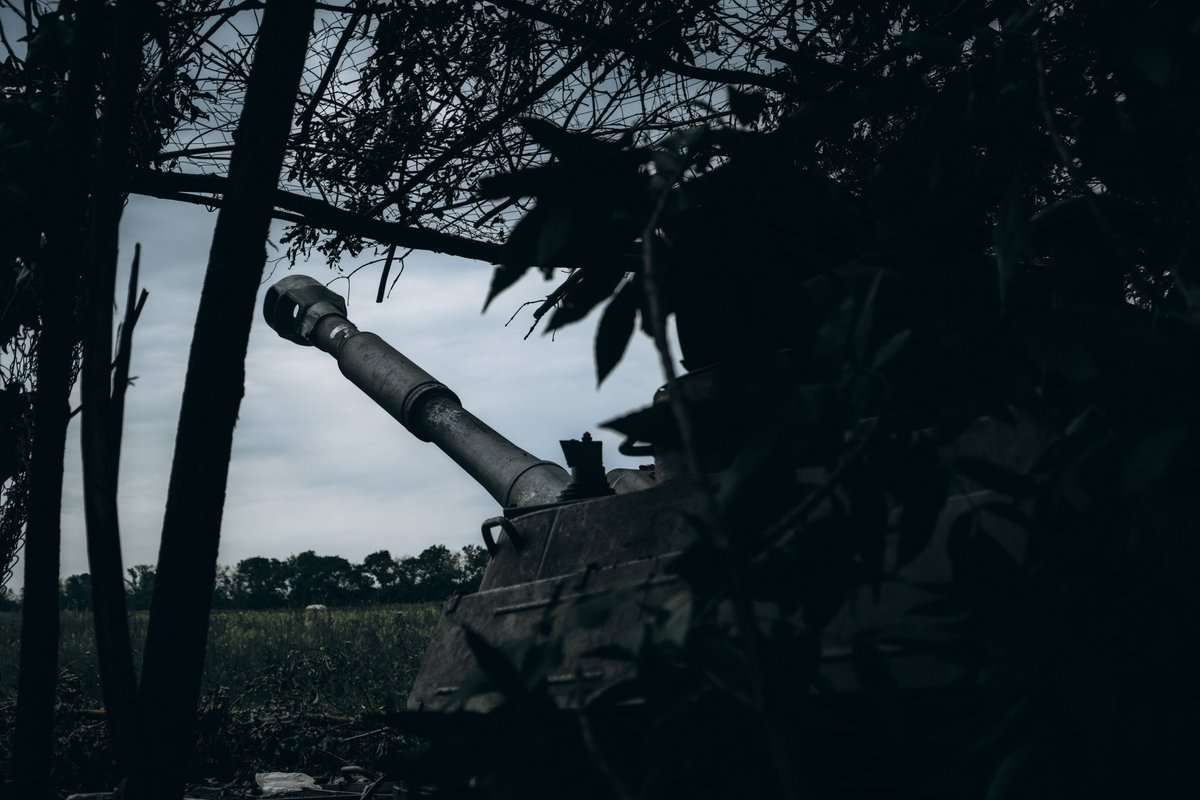 _wizards_tale_'s tweet photo. - Fuck! They're fucking hailing us by "Grad"!
- Don't worry, buddy, it's not hail, it's rain

Artillerymen of the Novokakhovka 57th Separate Mechanized Brigade work on the 2C1 Gvozdika self-propelled artillery system at Russian positions near Bakhmut https://t.co/59BbTPQWOd