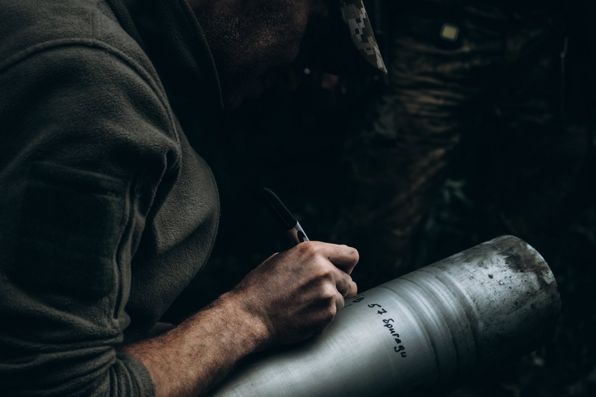 _wizards_tale_'s tweet photo. - Fuck! They're fucking hailing us by "Grad"!
- Don't worry, buddy, it's not hail, it's rain

Artillerymen of the Novokakhovka 57th Separate Mechanized Brigade work on the 2C1 Gvozdika self-propelled artillery system at Russian positions near Bakhmut https://t.co/59BbTPQWOd