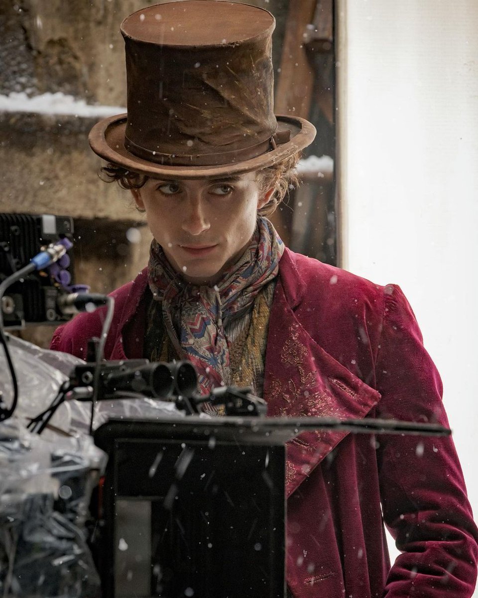 levmauc's tweet photo. MAÑANA tendremos el trailer y póster de WONKA, la historia sobre el joven Willy Wonka (interpretado por Timothée Chalamet) y de cómo fundó la fábrica de chocolate y conoció a los Oompa-Loompas. 15 de DICIEMBRE en cines. https://t.co/X0q560syXY