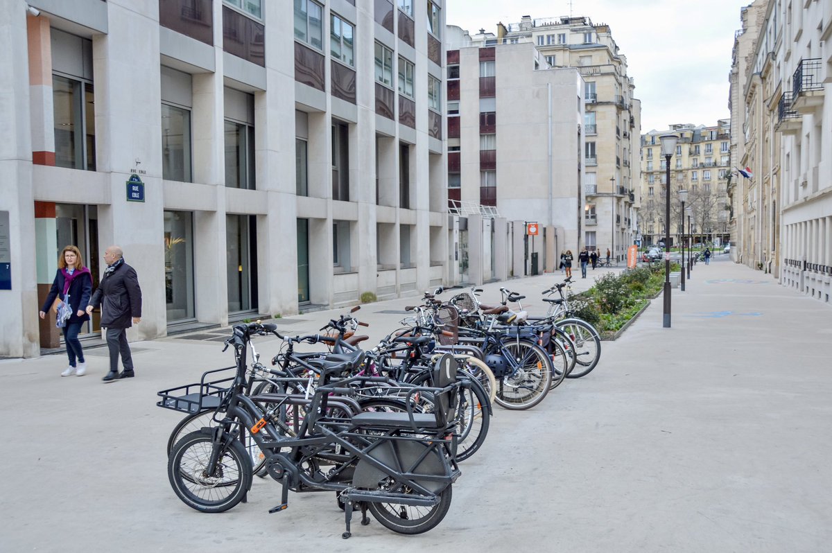 rolandpostma's tweet photo. Imagine @capetown with 180 captivating 'school streets' like Paris! Pedestrianized and landscaped, these streets prioritize safety, walking to school, and reducing pollution. Let's make it happen, @geordinhl! #SchoolStreets #ZeroWait #Cycle2School https://t.co/FUIYrcI2ey