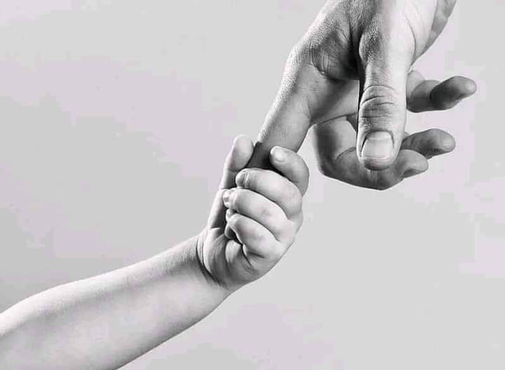 ms2ul's tweet photo. إياك أن تُفلت يداً ترى فيك كل شيء وتثق بك أكثر من أي شيء ..🖤🥀 https://t.co/hHWThohUMN