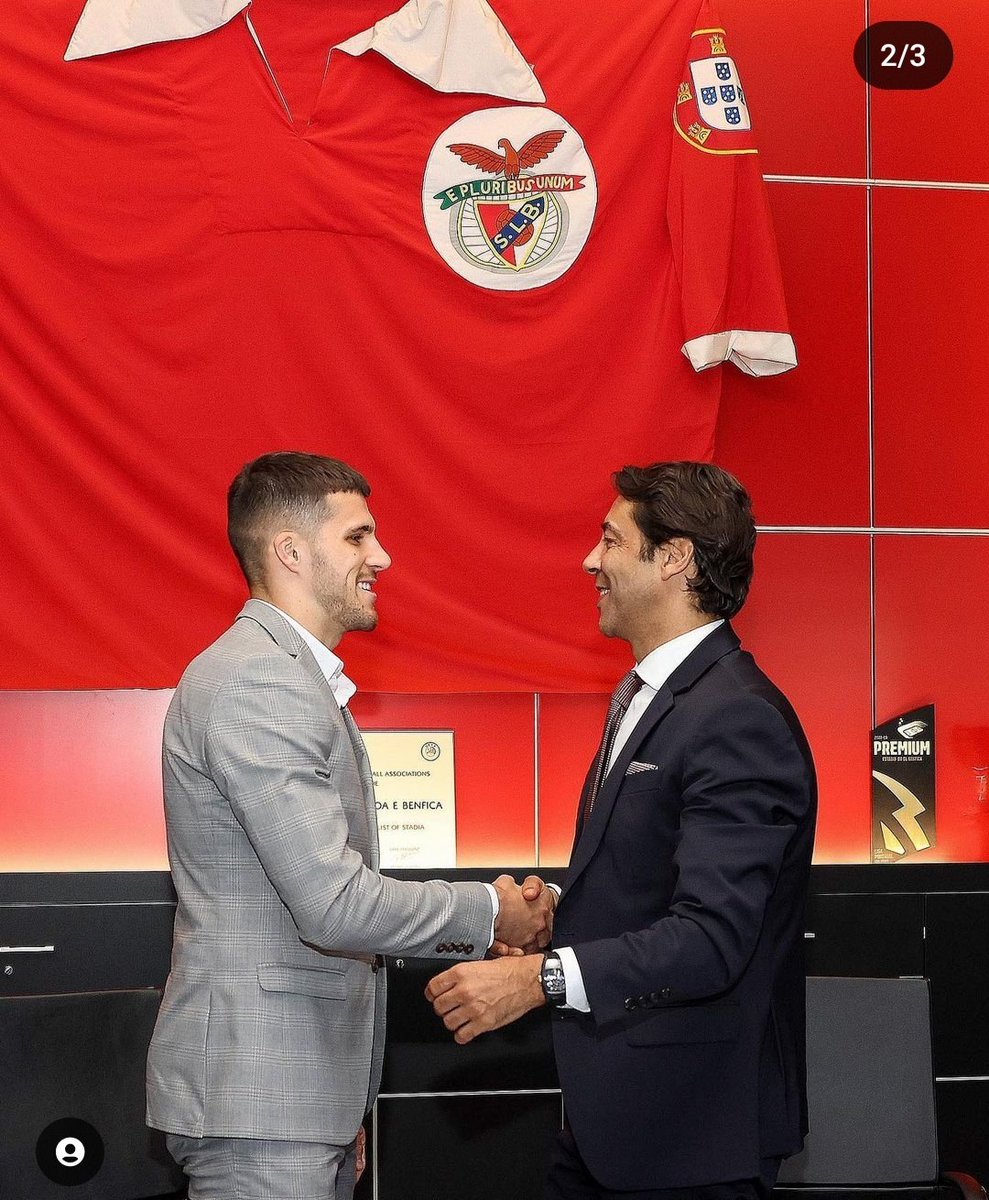 urjais_rafa's tweet photo. É de dar valor a um gajo que usa o fato de casamento na apresentação do clube https://t.co/xFHNrzPaAL