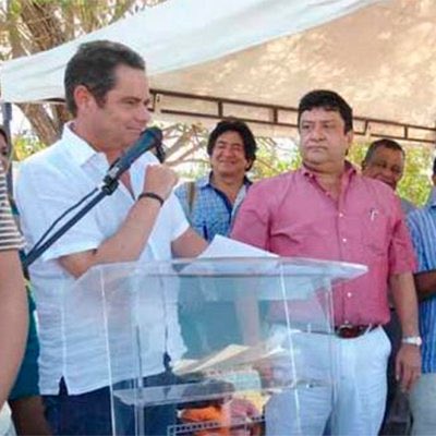 Aquí aparece el nuevo mesías, que salvará a Colombia de la corrupción, acompañado por el asesino kiko gómez, su protegido.
