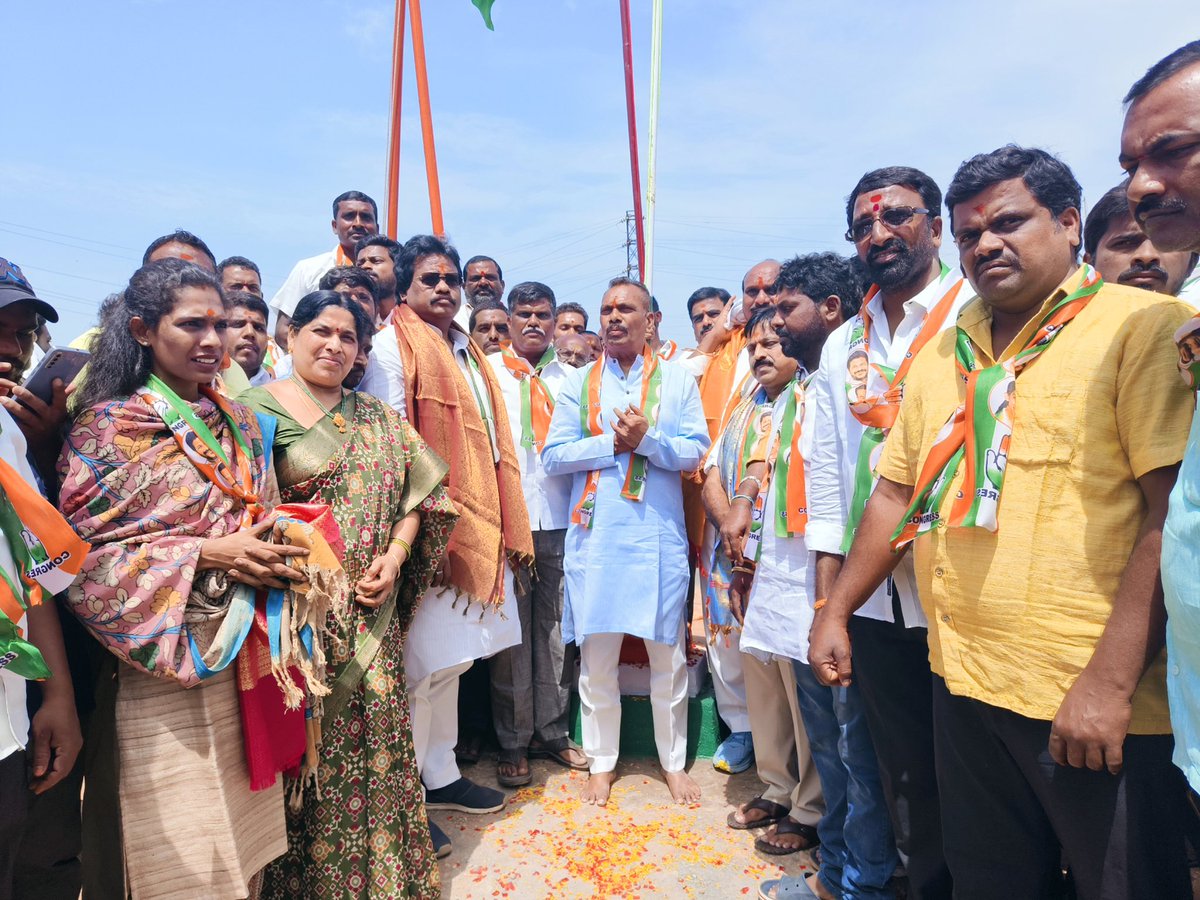 ankshathumkunta's tweet photo. తేది: 10/07/2023
సోమవారం రోజున,

గజ్వేల్ ఆత్మగౌరవ యాత్ర

DAY-1 మనోహరాబాద్ మండల, కళ్ళకల్ 
గ్రామం.

#thumkuntanarsareddy #telangnayouthcongress #GajwelAtmagowravayatra https://t.co/xVRlKvunIy