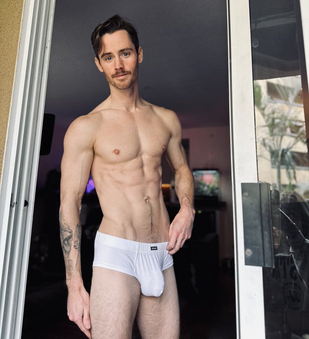 Wearing white because I&rsquo;m an angel. 😇 https://t.co/JxyIWQPUrI