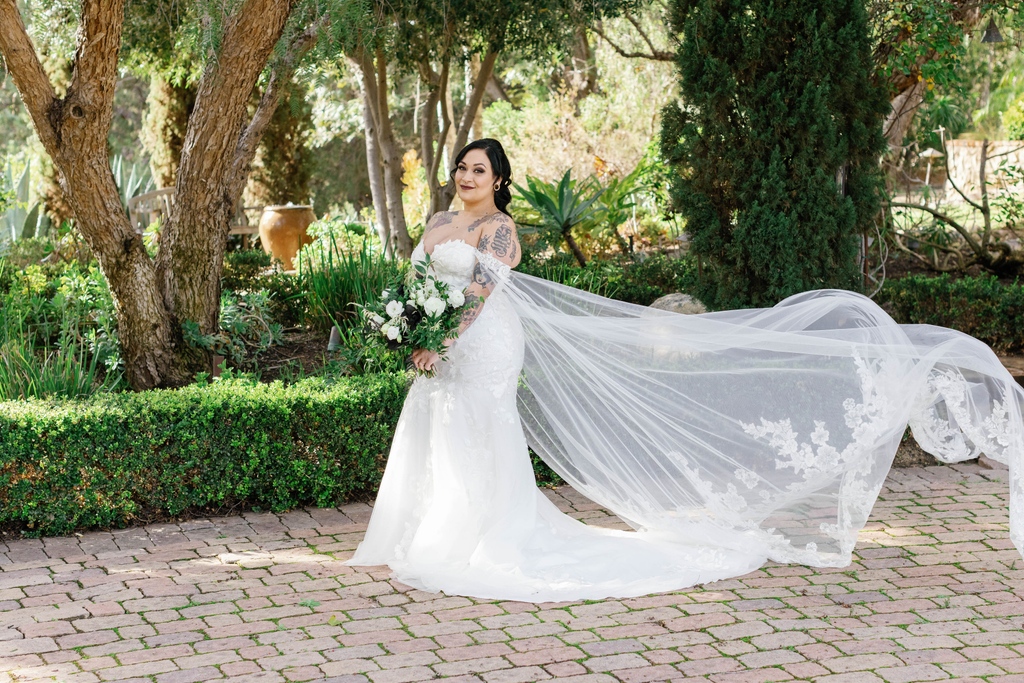 strutbridal's tweet image. We are in LOVE with this off the shoulder plunging strapless sweetheart lace trumpet wedding gown! She has detachable capelets veil sleeves that add a whole new dynamic to the dress! 💕💃🏽🎉#curvybride #weddingdress #bridalgown #offtheshoulderweddingdress #offtheshouldergown