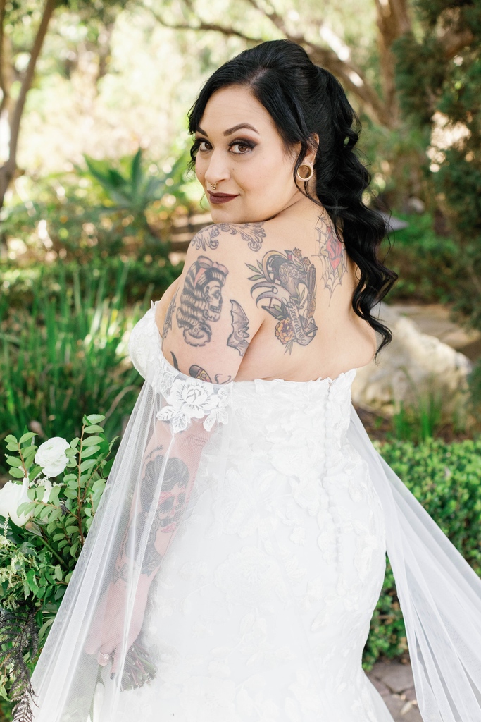 strutbridal's tweet image. We are in LOVE with this off the shoulder plunging strapless sweetheart lace trumpet wedding gown! She has detachable capelets veil sleeves that add a whole new dynamic to the dress! 💕💃🏽🎉#curvybride #weddingdress #bridalgown #offtheshoulderweddingdress #offtheshouldergown