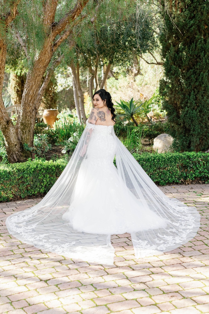 strutbridal's tweet image. We are in LOVE with this off the shoulder plunging strapless sweetheart lace trumpet wedding gown! She has detachable capelets veil sleeves that add a whole new dynamic to the dress! 💕💃🏽🎉#curvybride #weddingdress #bridalgown #offtheshoulderweddingdress #offtheshouldergown