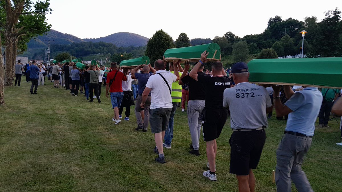 RSE_Balkan's tweet photo. Tabuti s posmrtnim ostacima 30 žrtava srebreničkog genocida su izneseni iz kruga bivše Fabrike akumulatora u Potočarima do prostora Musale.

Više: https://t.co/o7UI5Ol6AG
FOTO: RSE https://t.co/4lII4b2lCW