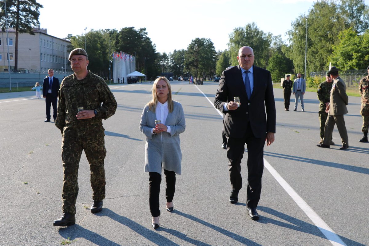 MinisteroDifesa's tweet photo. #Lettonia🇱🇻
"Con il Presidente @GiorgiaMeloni ho incontrato le donne e gli uomini del #TaskGroup Baltic 🇮🇹. La loro dedizione e il loro impegno al servizio del #Paese, lontani da famiglie e affetti, mi riempiono il cuore di orgoglio. Grazie", così il Ministro @GuidoCrosetto https://t.co/3o9pVXK6yg