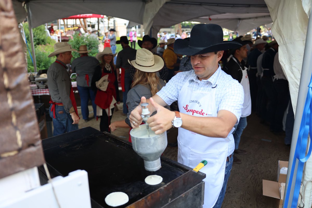 UCPCaucus's tweet photo. What an amazing morning in Calgary! 🤠

United Conservatives were out in full force to serve breakfast to thousands of Albertans at the Premier’s 2023 #CalgaryStampede Breakfast. 🥞 ☕️ 

(1/3)

#ableg #abpoli #yyc #yycdt #stampede https://t.co/LyV6NFl07i