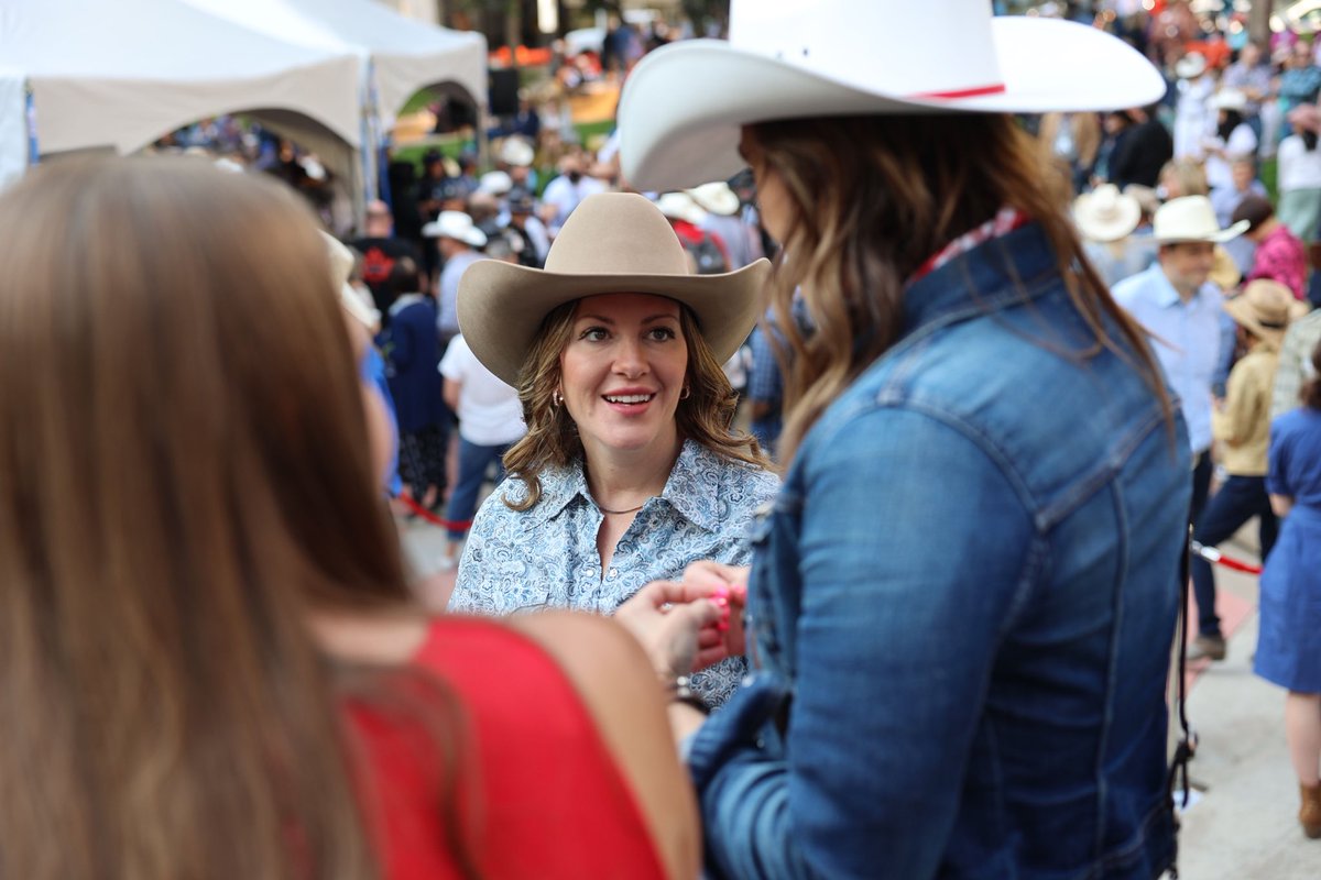 UCPCaucus's tweet photo. What an amazing morning in Calgary! 🤠

United Conservatives were out in full force to serve breakfast to thousands of Albertans at the Premier’s 2023 #CalgaryStampede Breakfast. 🥞 ☕️ 

(1/3)

#ableg #abpoli #yyc #yycdt #stampede https://t.co/LyV6NFl07i